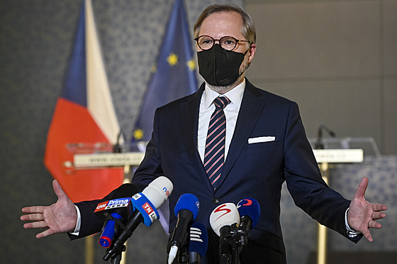 Premiér Petr Fiala hovoí s novinái v Praze po jednání Bezpenostní rady státu...