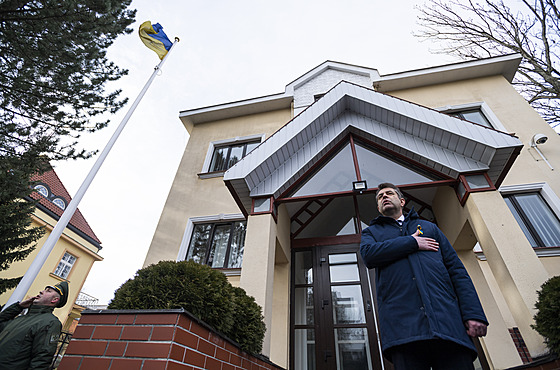 Na ukrajinské ambasád v Praze vztyili ukrajinskou vlajku pi píleitosti Dne...
