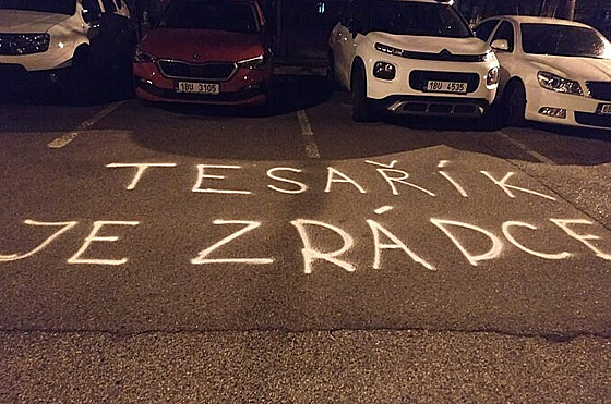 P�ed domem lidoveckého poslance Antonína Tesa�íka se objevil nápis Tesa�ík je...