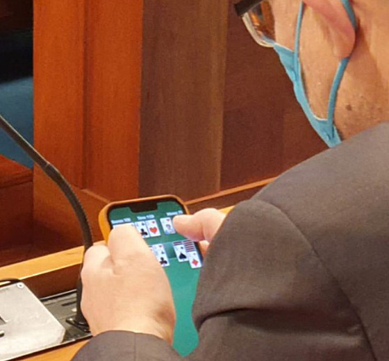 Ministr zdravotnictví Vlastimil Válek hraje na mobilu karty b�hem jednání...