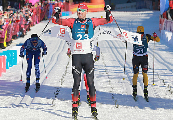 Norský bec na lyích Andreas Nygaard projídí vítzn cílem Jizerské...