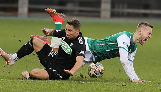 Zleva Adam Jáno� z Karviné a Milo� Kratochvíl z Jablonce v tvrdém st�etu..