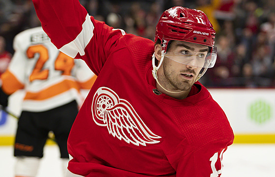 Filip Zadina z Detroit Red Wings slaví gól proti Philadelphia Flyers.