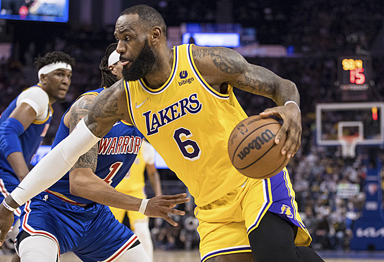 LeBron James (6) z Los Angeles Lakers útočí v zápase s Golden State Warriors.