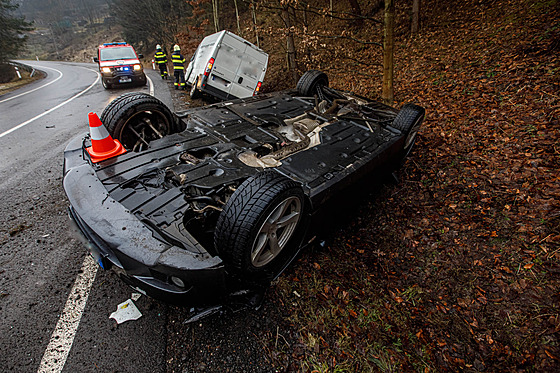idi osobního auta vyvázl z nehody ve Vysokov s lehkým zranním (15. 2. 2022).