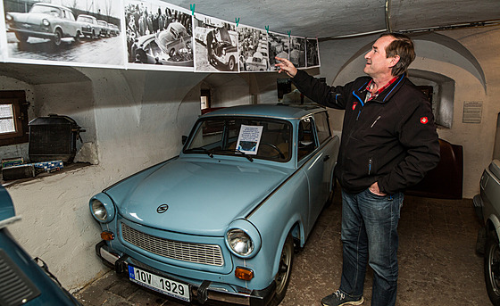 Pavel Kovák ve svém muzeu trabant v Plzni-Lobzích s unikátním pírstkem,...