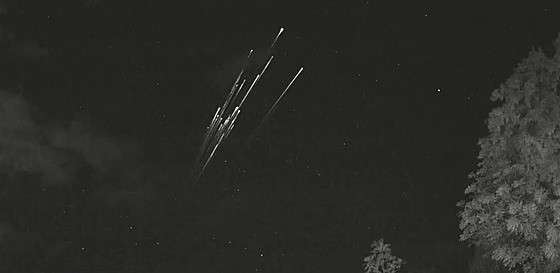 Trosky satelit� Starlink zanikajících v atmosfé�e