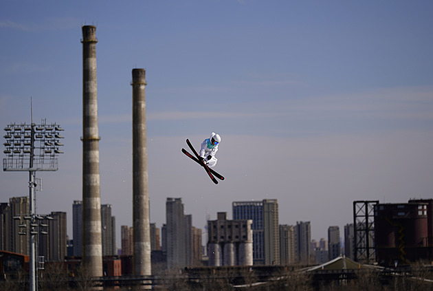 Při skoku ztratil lyži. Přesto Švancer dopad sebejistě ustál a dojel si pro stříbro
