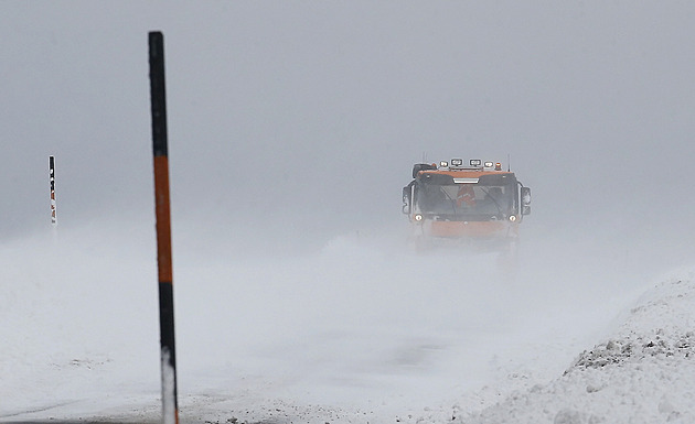 Zima znovu udeří, meteorologové varují před velkou vodou i závějemi