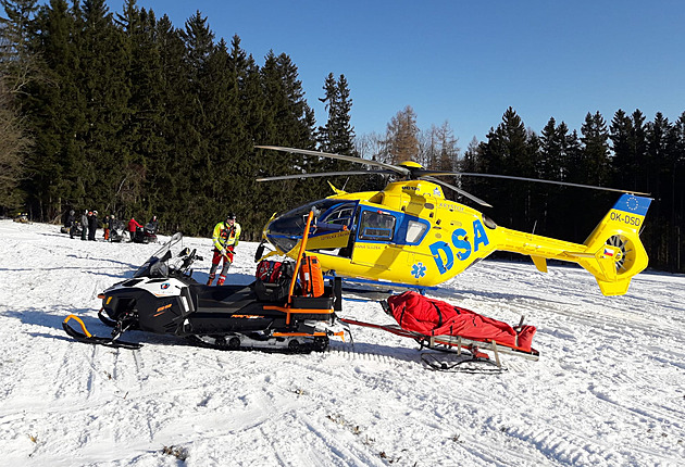 Lyžař zemřel na sjezdovce v Jizerských horách, narazil do stromu
