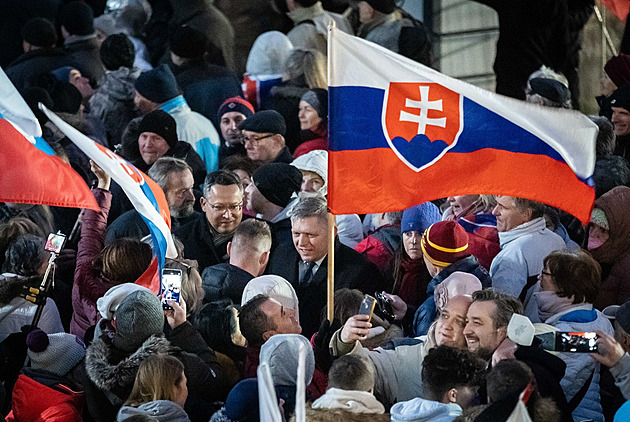 „Podzimní úklid“. Politik Směru sundal vlajku EU a Čaputovou, pověsil si Che Guevaru