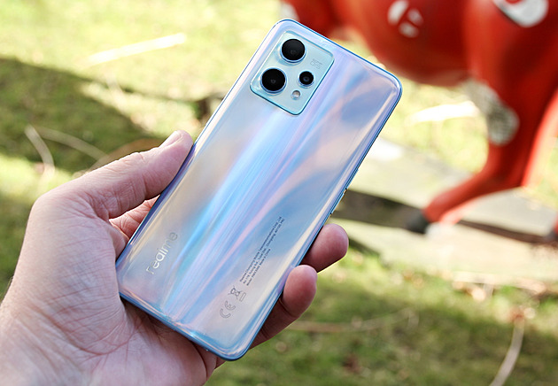 Na trik s měňavou barvou na zádech sází až příliš. Test Realme 9 Pro+