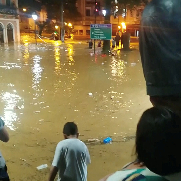 Vodní živel strhával i autobusy. Bleskové záplavy v Brazílii zabily 24 lidí