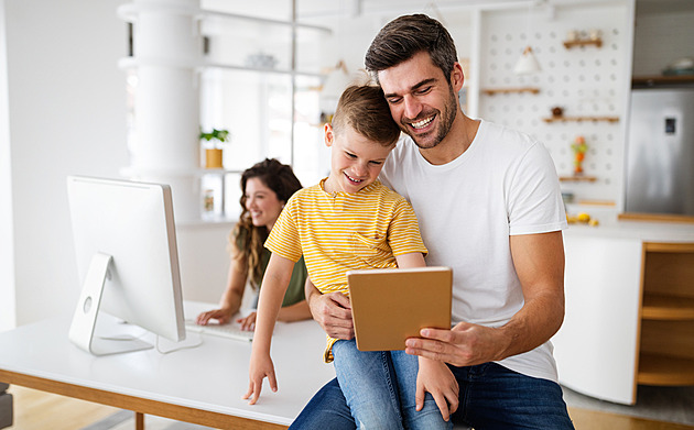 Rozbité auto i rozvod. Průzkum odhalil, kdy rodiče sáhnou na peníze pro děti