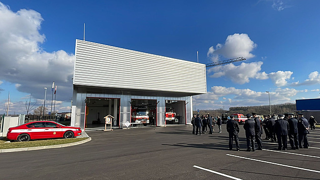 Nová hasičská stanice v Dubči slouží jako školící centrum i jako sklad
