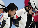 Slzy japonských rychlobruslaek poté, co kvli pádu pily o olympijské zlato.