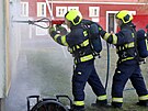 Cvičení hasičů v domě v Kamenné ulici v Chebu, který je určen k demolici. (10....