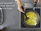 Vejce neustále mícháme, aby byla omeleta kyprá.