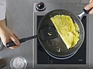 Omelety rolujte u ve chvíli, kdy vajíka nejsou na 100 % ztuhlá.