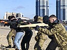 Obyvatelé Kyjeva se úastní vojenského výcviku pro civilisty. (13. února 2022)