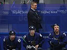 Finský kou Jukka Jalonen na stídace bhem olympijského semifinále hokejist.