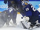 Finský branká Harri Säteri (29) zasahuje v olympijském semifinále hokejist.