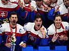Sloventí hokejisté se radují z bronzových medailí. Na snímku zleva kapitán...
