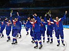 Sloventí hokejisté oslavují zisk bronzových medailí na olympiád v Pekingu.