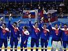 Sloventí hokejisté oslavují zisk bronzových medailí na hrách v Pekingu.