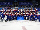 Sloventí hokejisté a jejich týmové foto po zisku bronzových medailí na...