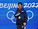 Nathan Chen ze Spojených stát slaví zlatou medaili na pódiu na ZOH v Pekingu...