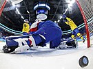 Olympijský turnaj mu v ledním hokeji. védsko - Slovensko. Slovenský branká...