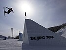 Ruská akrobatická lyaka Anastasia Tatalinová v olympijském finále slopestylu...