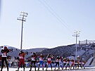 Biatlonistky bojují ve tafetovém závod na zimních olympijských hrách v...