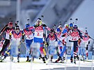 Biatlonistky bojují ve tafetovém závod na zimních olympijských hrách v...