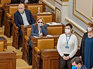 Poslankyn ve sluneních brýlích pi jednání ve Snmovn. (16. února 2022)