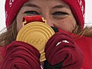 Michelle Gisinová ze výcarska slaví zisk zlaté medaile bhem medailového...