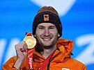 Thomas Krol z Nizozemska se svou zlatou medaili bhem medailového ceremoniálu...