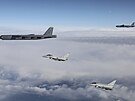 Americké bombardéry B-52 v doprovodu britských stíhaček Eurofighter (10. února...