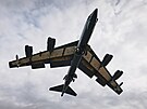 Americký bombardér B-52 přistává v britském Fairfordu (10. února 2022)