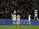 Fotbalisté Salcburku juchají s fanouky po úvodní brance v osmifinále Ligy...