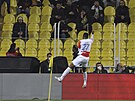 Ibrahim Traoré slaví branku Slavie na stadionu Fenerbahce.