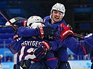 Ameriané se radují z branky Sama Hentgese proti hokejistm Slovenska.