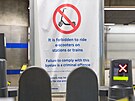 Upozornní z londýnského metra zakazuje cestujícím jezdit na e-kolobkách ve...