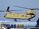 Vrtulník CH-47F Chinook americké armády pistává na letiti Rzeszow-Jasionka v...