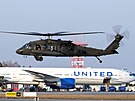 Vrtulník UH-60M Blackhawk americké armády pistává na letiti Rzeszow-Jasionka...