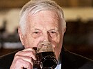 Václav Klaus v restauraci U Flek. Václav Klaus poádá akci Na pivo s...