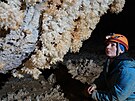 Objeven uniktn krystalick formy v jeskyni na Krymskm poloostrov