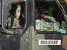 První vozy amerického vojenského konvoje, který míí pes esko na cviení na...