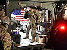 První vozy amerického vojenského konvoje, který míí pes esko na cviení na...